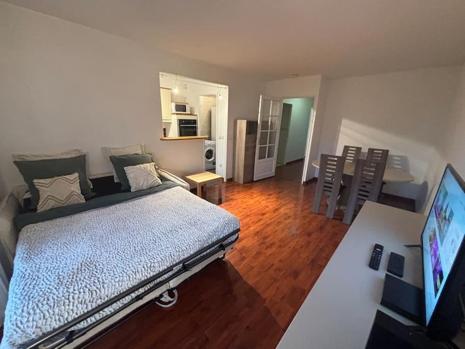 F3 Avec Balcon 5 Min Gare Sqy Et Parking Gratuit Apartamento Guyancourt Exterior foto