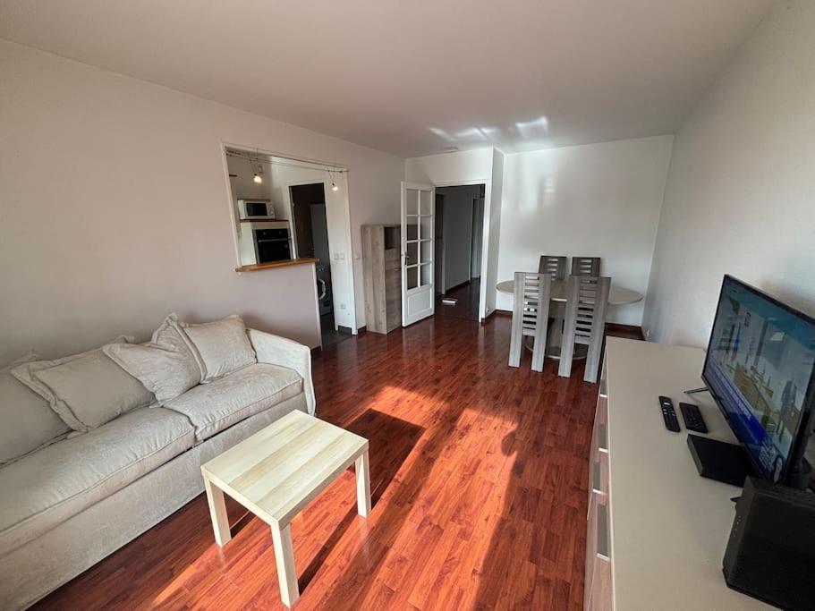 F3 Avec Balcon 5 Min Gare Sqy Et Parking Gratuit Apartamento Guyancourt Exterior foto