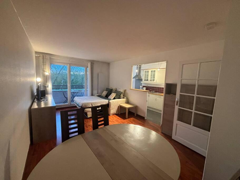F3 Avec Balcon 5 Min Gare Sqy Et Parking Gratuit Apartamento Guyancourt Exterior foto